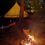 kampvuur en tent
